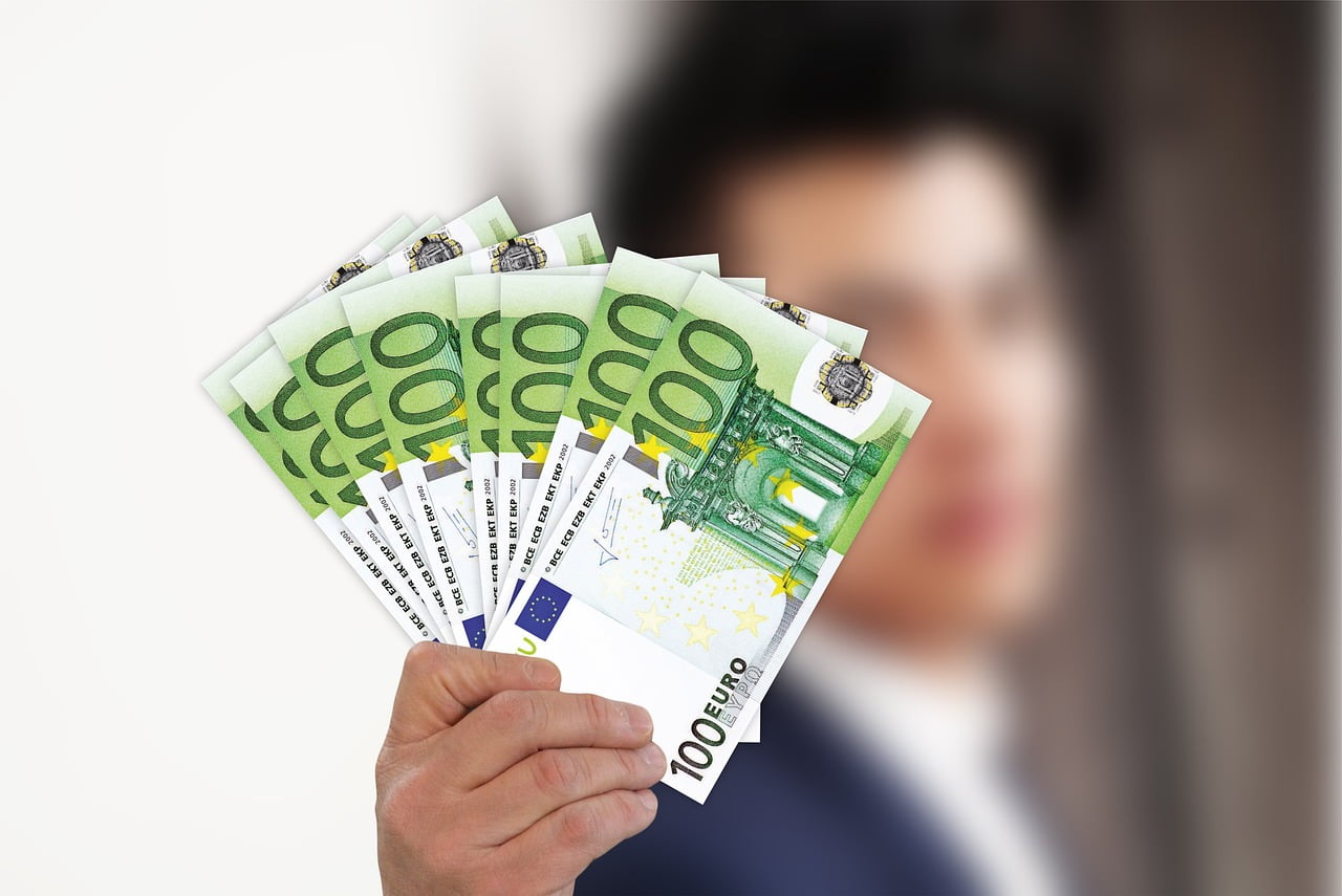 businessman 3950118 1280