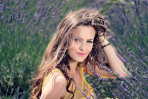 Тази прическа ще ви подмлади поне с 20 години - 34 girl 1472185 1280