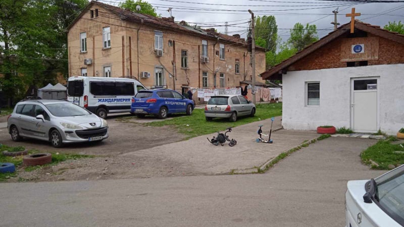 Какво се случва? Почерня от полиция в Перник, има задържани СНИМКИ 3 1714483410 aktsiya 30 04 24 6 1