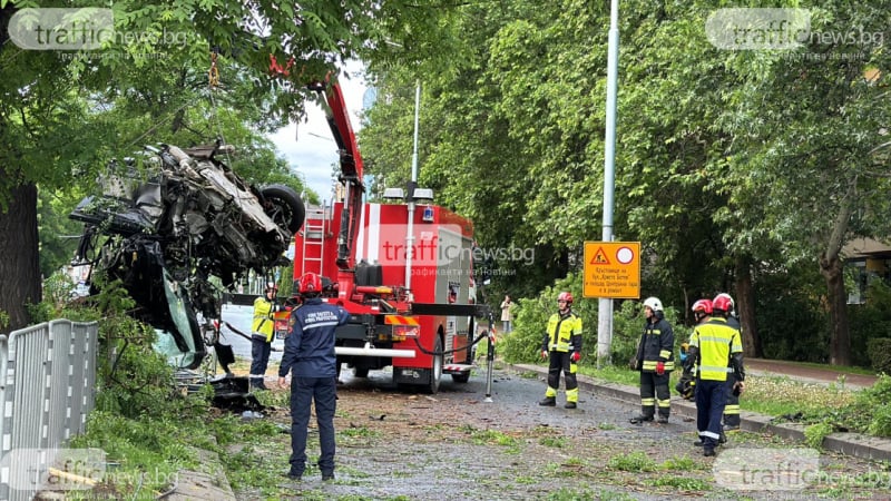 Извънредно: Кола се разцепи на две, има 2 жертви СНИМКИ 3 1715574403 1 3