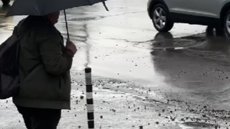 В сърцето на София е като на война - пешеходци се кръстят, летят отломки СНИМКИ 3 1716219761 62516 1