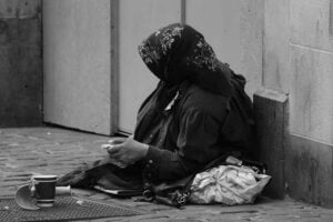 Дадох на просеща баба 20 лв и я последвах скришом. Бях удивена от това, което видях