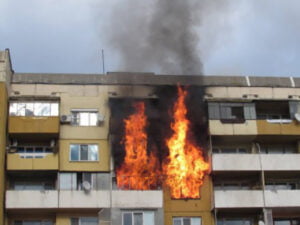 Сирени вият в Бургас: Пожар вдигна на крак цял блок, хвърчат пожарни екипи 6 172260675626061 1