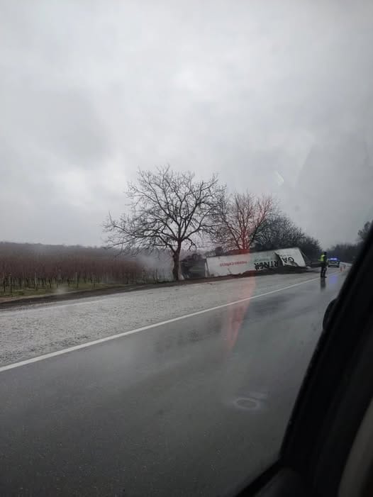 Зверска катастрофа с ТИР, пълно е с линейки! 3 486748979 709617361638313 3975331525410767330 n