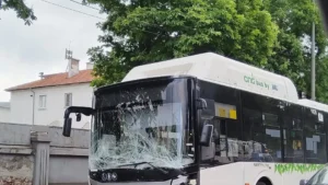 Извънредно: Автобусна катастрофа, хвърчат линейки и полиция 36 1748334665 av2