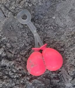 🤔 Намерих нещо, което приличаше на червена гумена играчка с прозрачно дръжка на детската площадка 2 509431085 122138098082755331 8646023961910540491 n