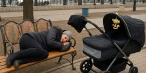 Една жена спеше на пейка, а до нея в количката бебето ѝ си играеше с дрънкалки. 😮 18 qnac kin 2 800x400 1