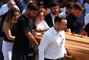 Червена роза за Диого Жота, бяла за брат му Андре Силва - Снимки от погребението 35 515543608 1068368412098799 1610890510604268011 n