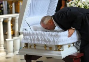 Лекар алармира: Никога не целувайте покойника на погребение, защото ... 26 524051713 1045497937739396 1230447108875988092 n