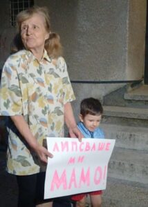 Малкият син на Десислава Иванчева я чака пред дома: Лиспваше ми, мамо! 40 524623233 1146767680822147 249860230355028809 n