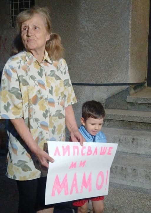 Малкият син на Десислава Иванчева я чака пред дома: Лиспваше ми, мамо! 3 524623233 1146767680822147 249860230355028809 n