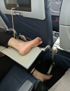 В самолета едно момиче метна мръсния си крак върху масичката на свободната седалка: първо я помолих учтиво да го махне, а после се наложи да обясня грубо 40 stopa2